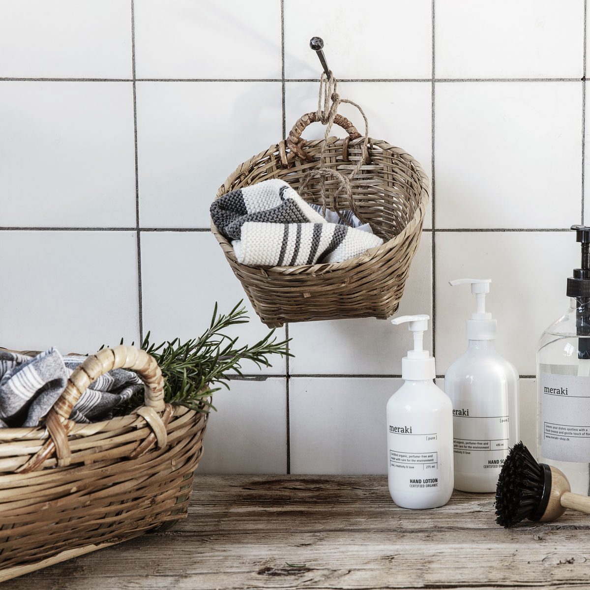 Schlichtes Bad mit Holz und Körben und Meraki Produkten - my home and more
