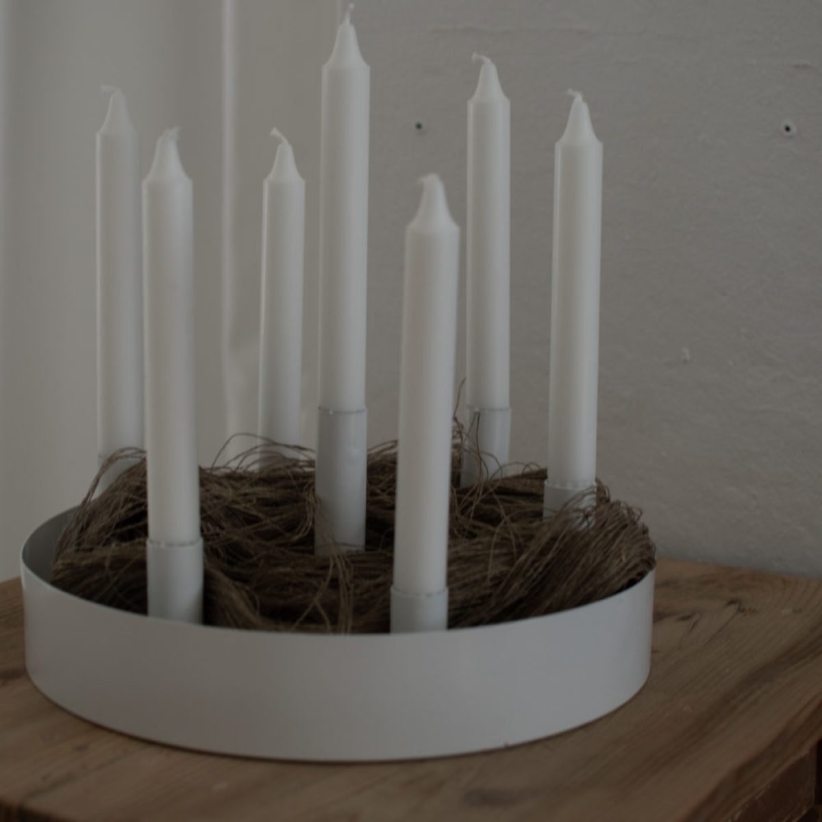 Weißer runder Kerzenhalter mit mehreren Öffnungen für Kerzen