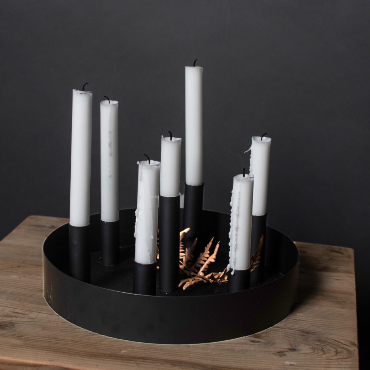Schwarzer runder Kerzenhalter mit mehreren Öffnungen für Kerzen