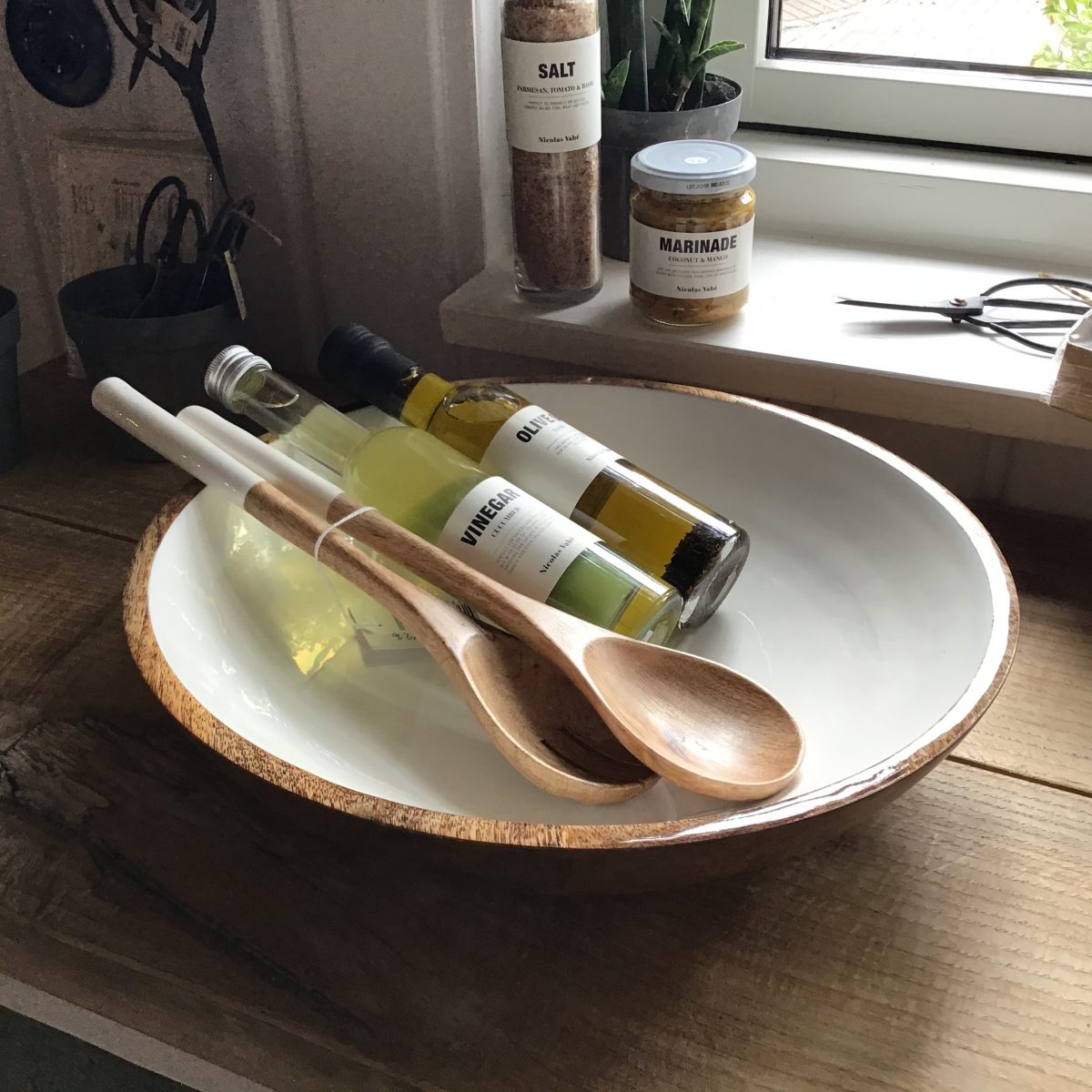 Holzschale mit Holzlöffeln und Essig&Olivenöl