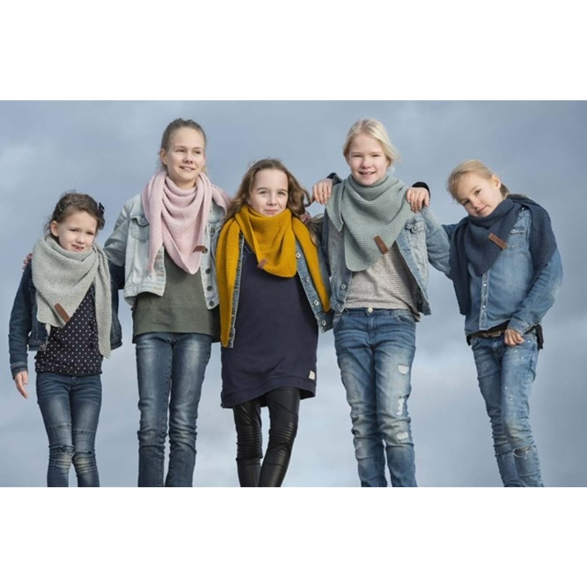Fünf Mädchen mit grauem, rosa, gelbem, grünem und blauem Schal
