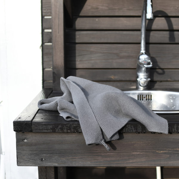 Graues Tullebo Handtuch auf rustikaler Holzspüle